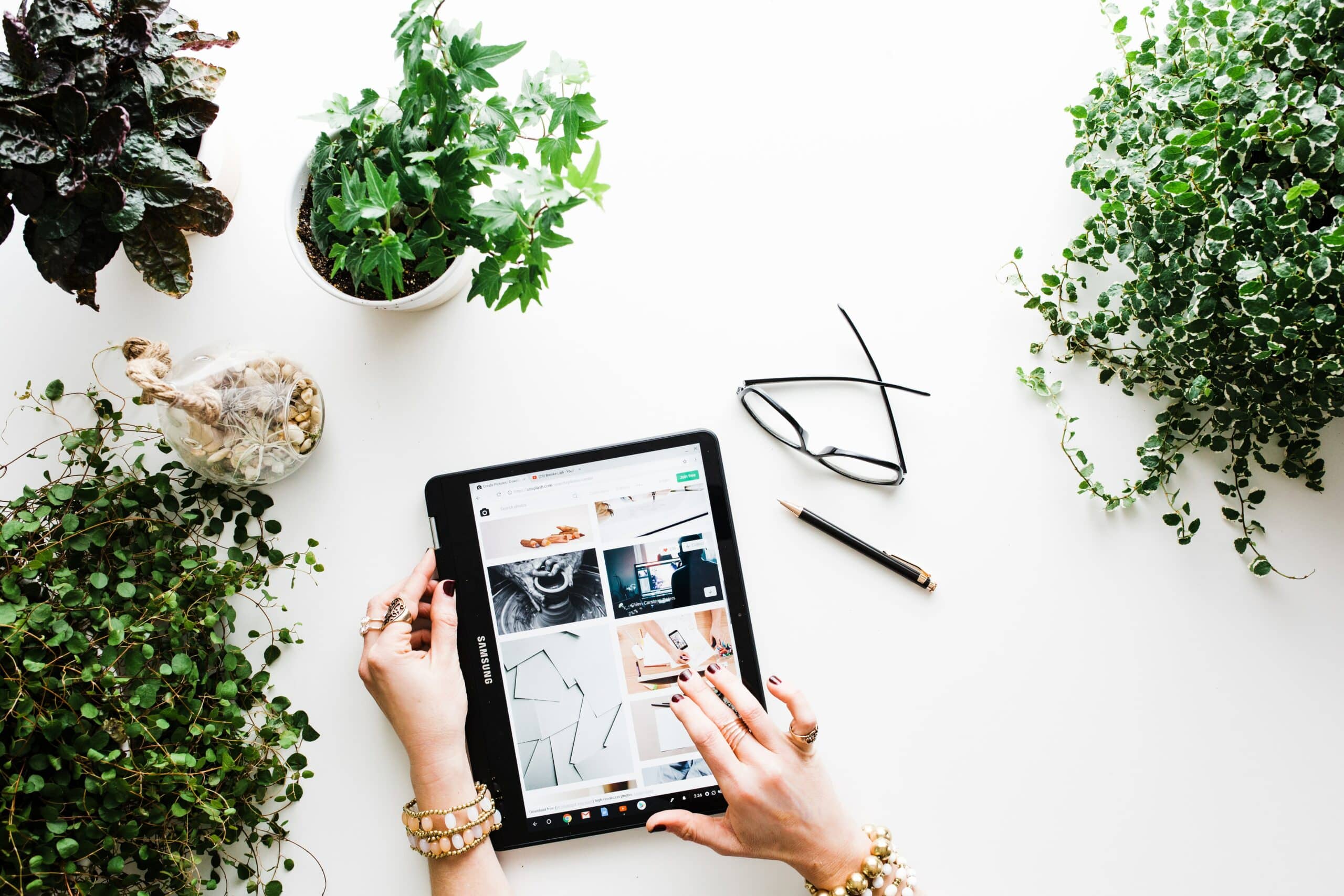 Visual creatives to create display ads for sellers on ecommerce site